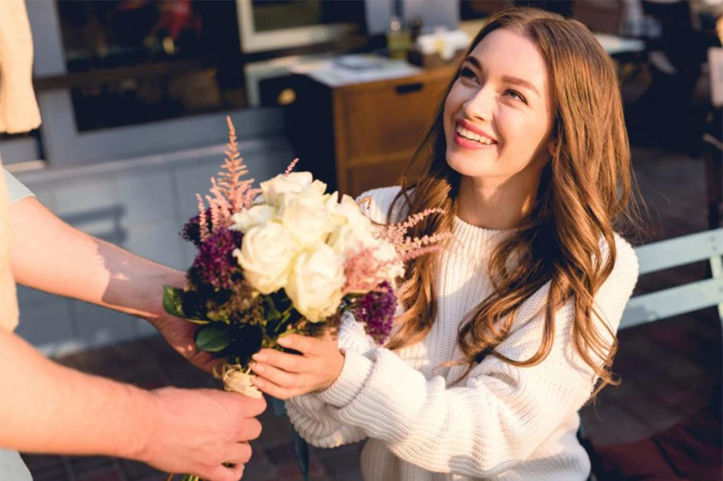 Hoa tươi là món quà truyền thống được sử dụng ở nhiều dịp lễ khác nhau Hoa tươi là món quà truyền thống được sử dụng ở nhiều dịp lễ khác nhau